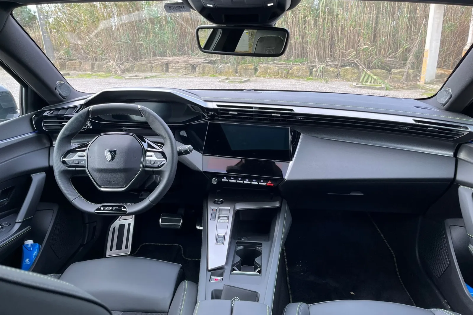 Der Innenraum des Peugeot 308 mit i-Cockpit, kompaktem Lenkrad und digitalem Display.
